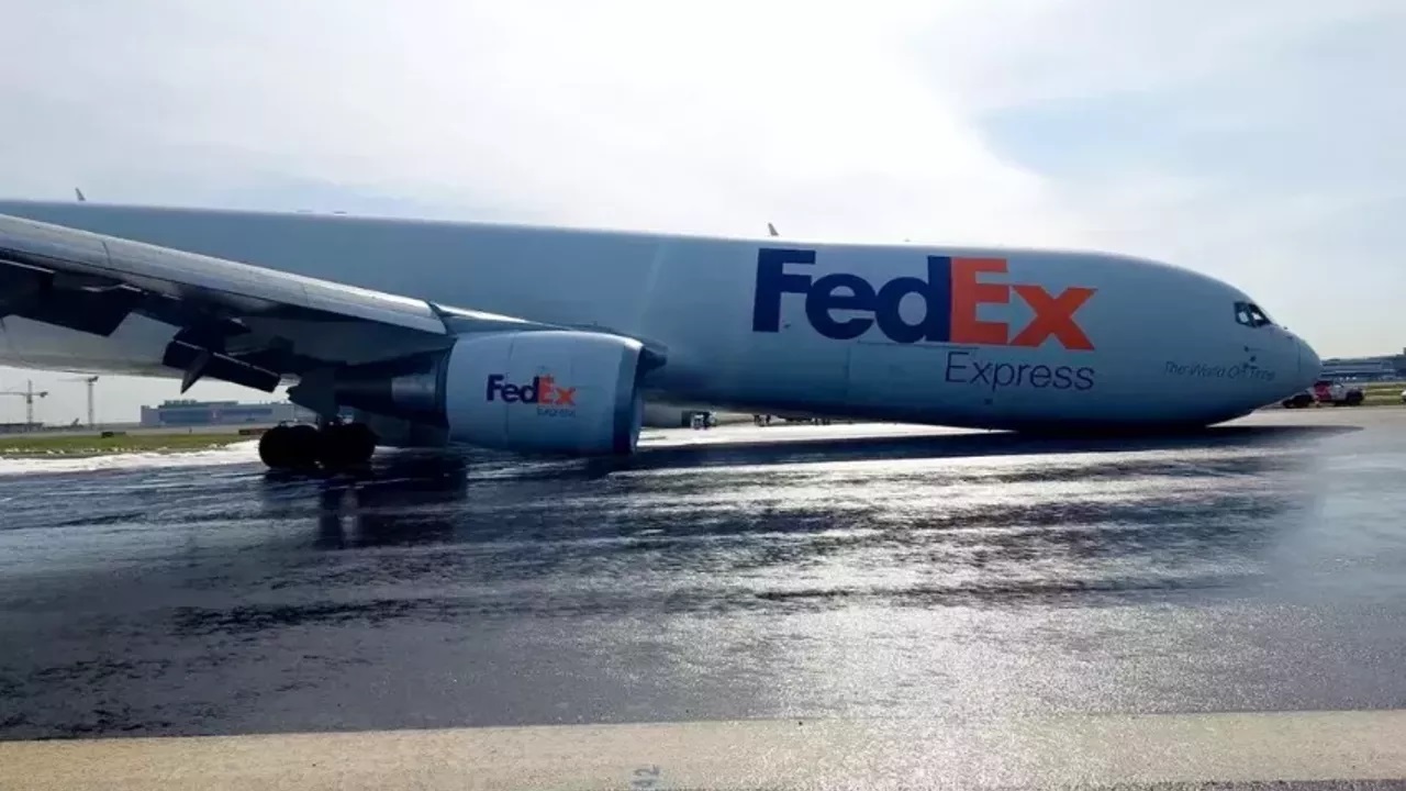 Sự Cố Hàng Không 2025: Máy Bay Chở Hàng FedEx Bốc Cháy Động Cơ Sự Cố Hàng Không 2025: Máy Bay Chở Hàng FedEx Bốc Cháy Động Cơ